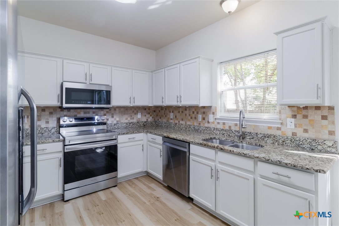2824 Berry Trace Schertz, TX 78154 - Photo 9 of 27 kitchen