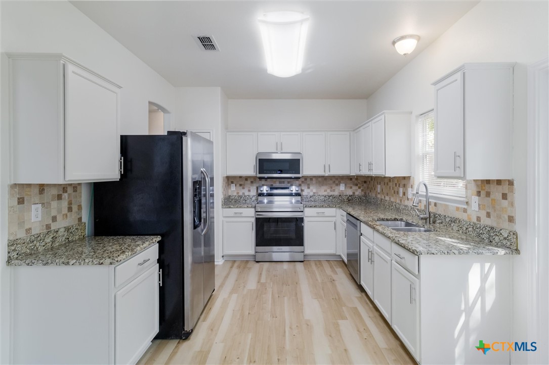 2824 Berry Trace Schertz, TX 78154 - Photo 10 of 27 kitchen
