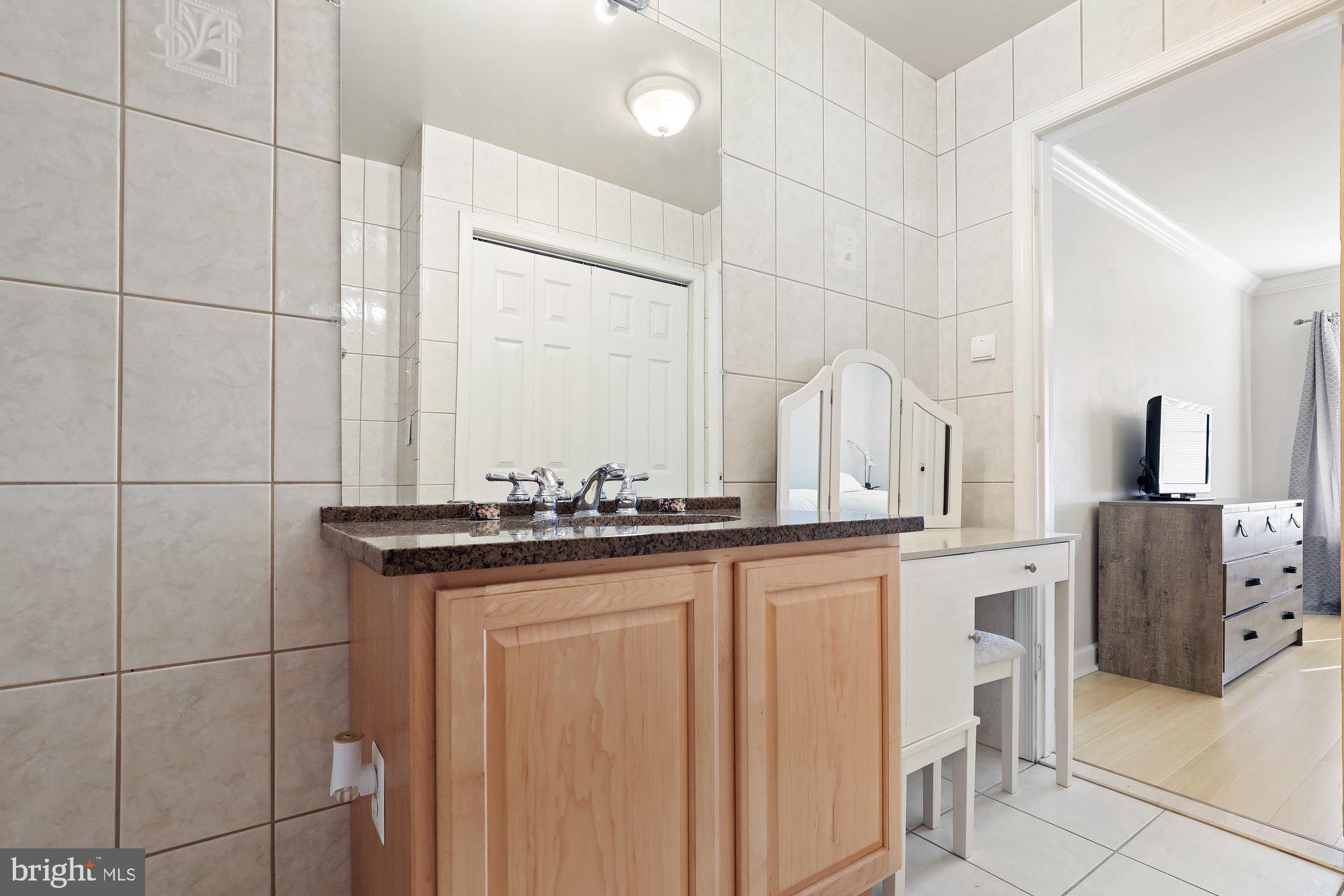2570 Riva Road, Unit 6C Annapolis, MD 21401 - Photo 20 of 27 Primary bath with updated vanity w/granite top
