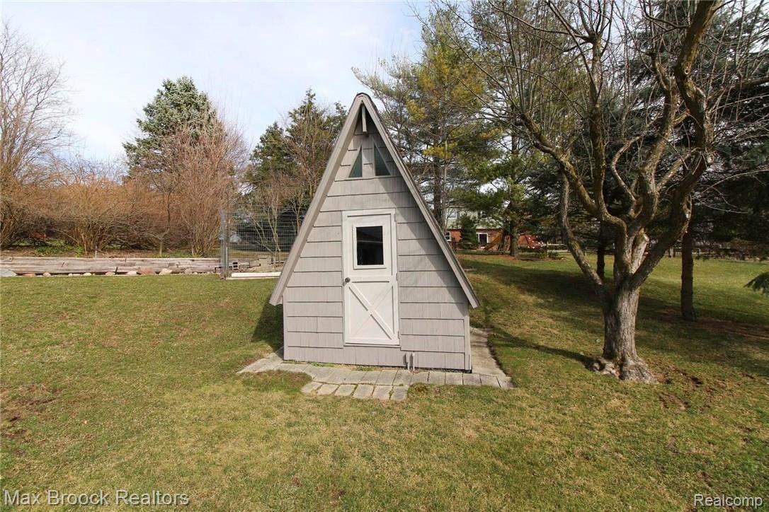 1724 Oakstone Drive Rochester, MI 48309 - Photo 37 of 39 1724 Oakstone 032117- (50).jpg