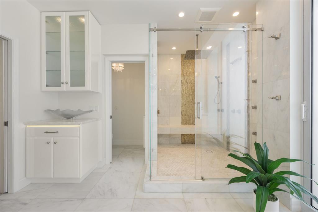 111 Southeast 8th Avenue, Unit PH1701 Fort Lauderdale, FL 33301 - Photo 17 of 33 Primary Bath