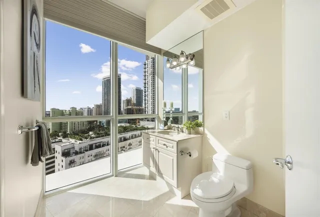 $1,675,000 | 111 Southeast 8th Avenue, Unit PH1701, Fort Lauderdale, FL 33301