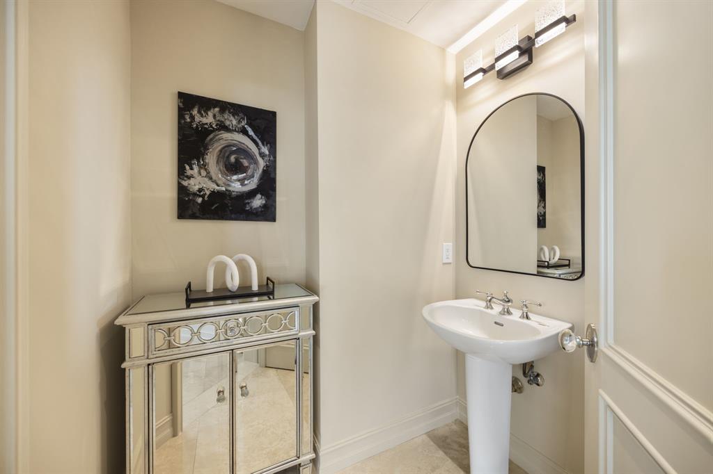 111 Southeast 8th Avenue, Unit PH1701 Fort Lauderdale, FL 33301 - Photo 22 of 33 Powder Room