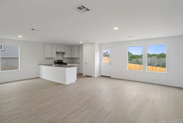 $1,595 | 14243 Enfield, San Antonio, TX 78245