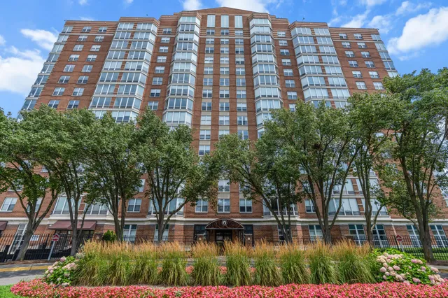 $1,700 | 250 East Harbortown Drive, Unit 103, Detroit, MI 48207