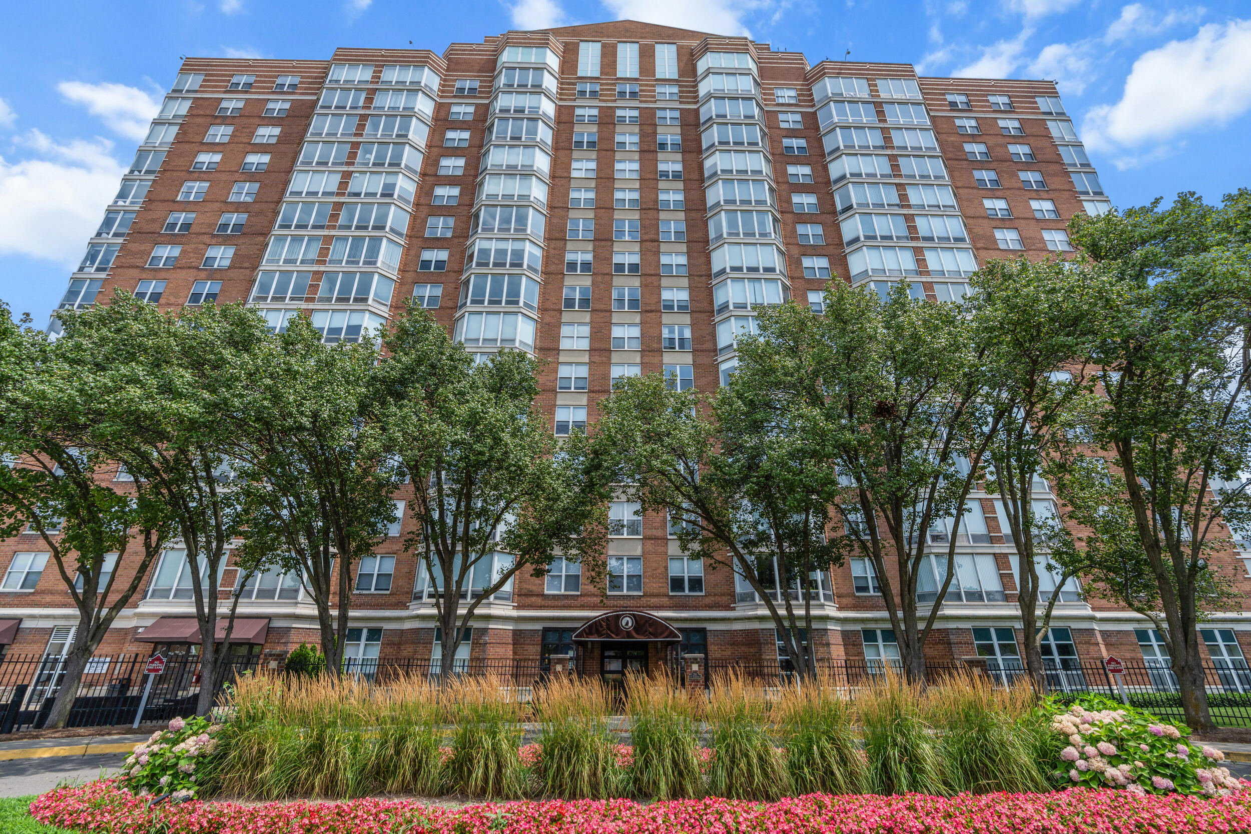 250 East Harbortown Drive, Unit 103 Detroit, MI 48207 - Photo 3 of 25 012