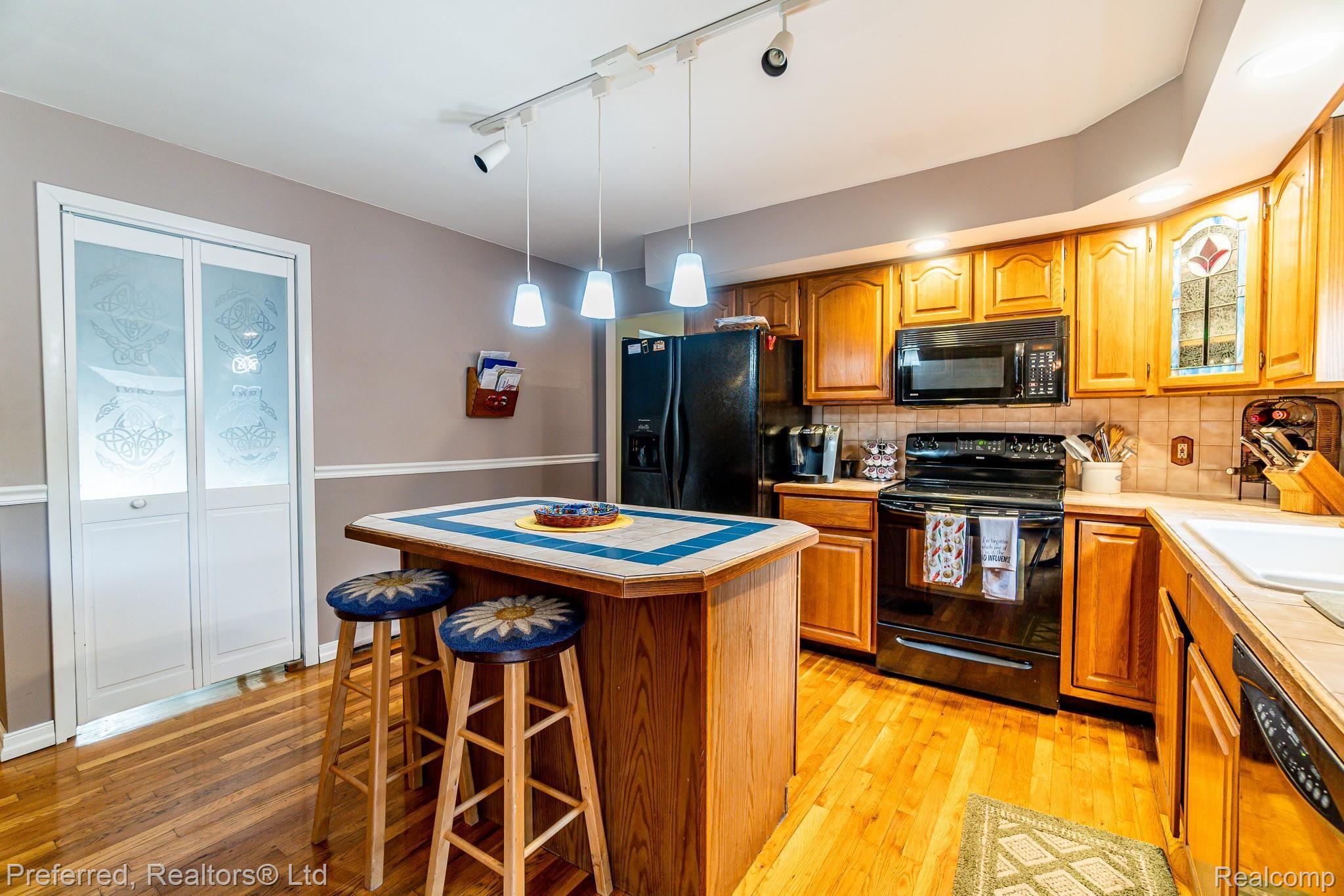 3196 West Maple Road Wixom, MI 48393 - Photo 11 of 37 -13.jpg