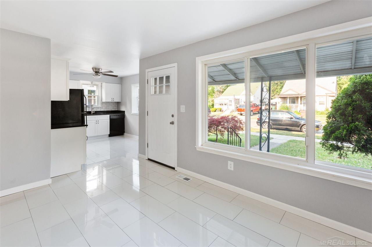 22119 Cushing Avenue Eastpointe, MI 48021 - Photo 8 of 33 50017426-7.JPG