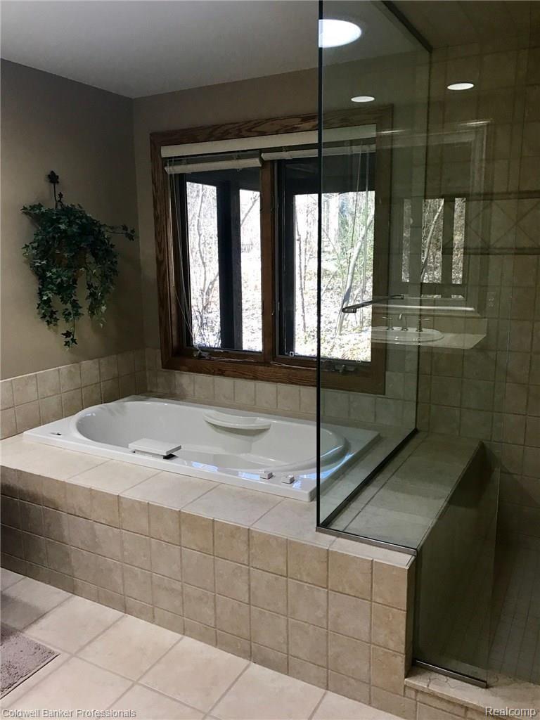 1078 Greentree Road Bloomfield Hills, MI 48304 - Photo 29 of 42 Alternate view -- Master Bath