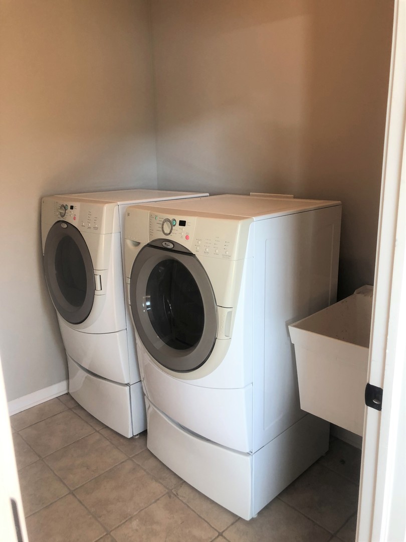 13315 Blakely Drive Plainfield, IL 60585 - Photo 19 of 20 a utility room with dryer and washer