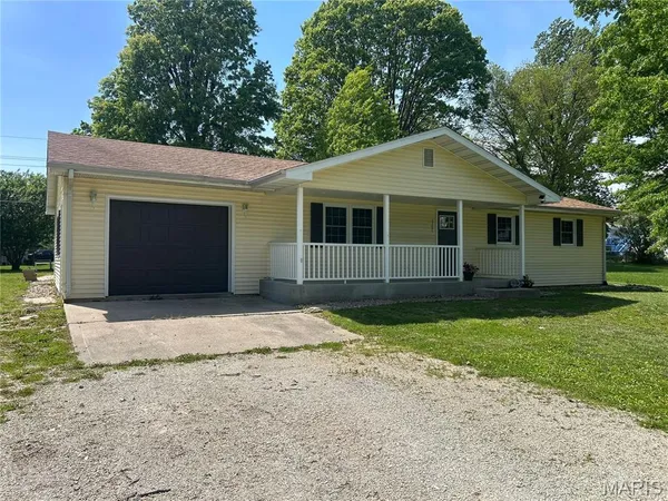 $195,000 | 1121 Brooklane Drive, Carrollton, IL 62016