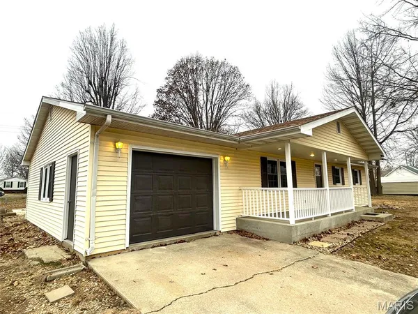 $215,000 | 1121 Brooklane Drive, Carrollton, IL 62016