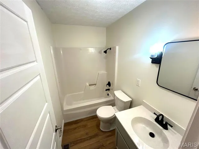 $215,000 | 1121 Brooklane Drive, Carrollton, IL 62016