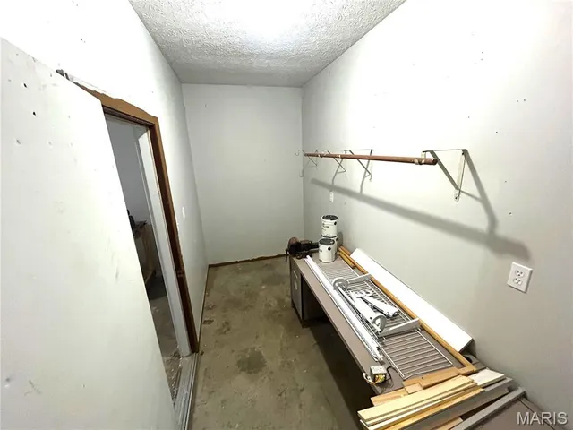 $215,000 | 1121 Brooklane Drive, Carrollton, IL 62016