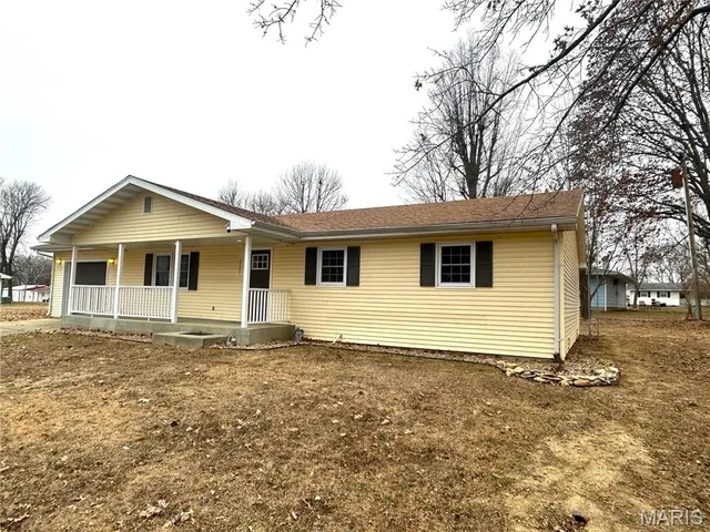 $215,000 | 1121 Brooklane Drive, Carrollton, IL 62016