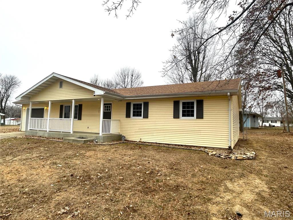 1121 Brooklane Drive Carrollton, IL 62016 - Photo 3 of 28