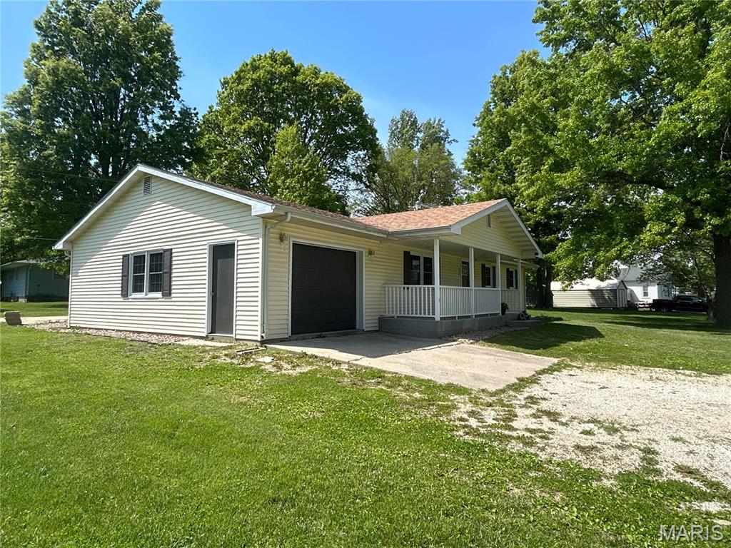 1121 Brooklane Drive Carrollton, IL 62016 - Photo 3 of 29