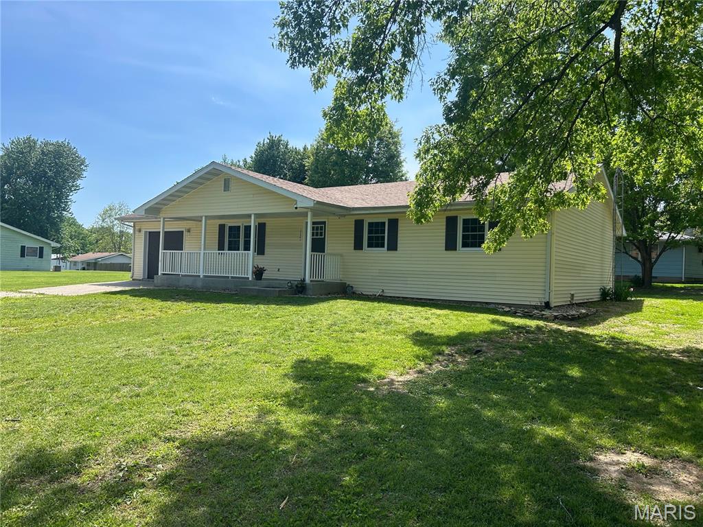 1121 Brooklane Drive Carrollton, IL 62016 - Photo 4 of 29