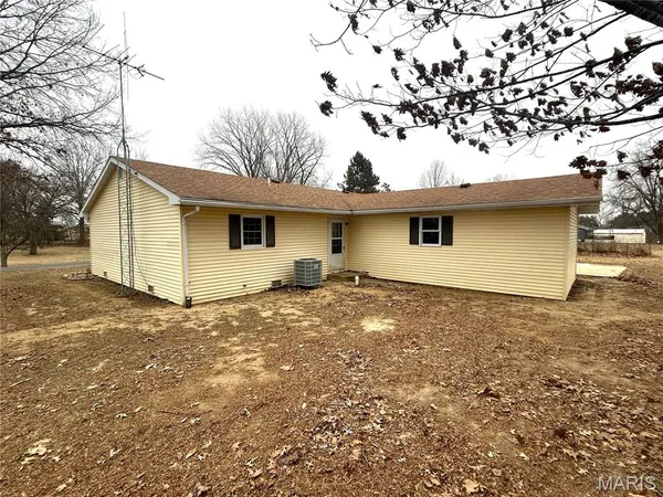 $215,000 | 1121 Brooklane Drive, Carrollton, IL 62016