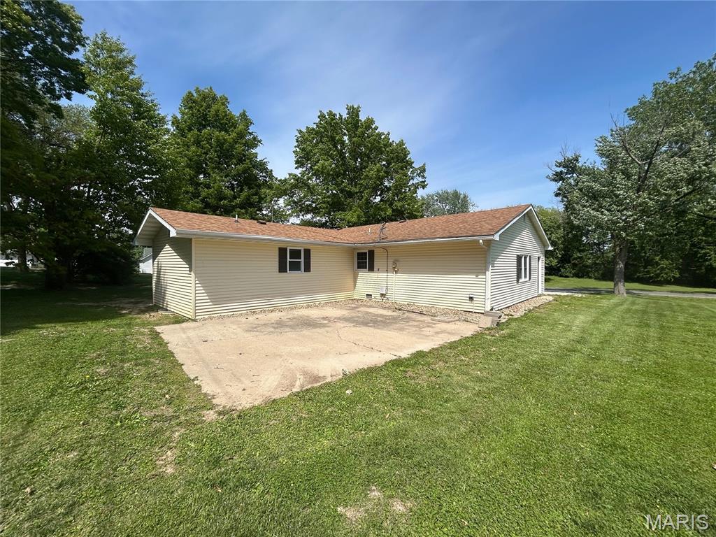 1121 Brooklane Drive Carrollton, IL 62016 - Photo 5 of 29