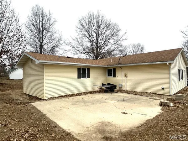 $215,000 | 1121 Brooklane Drive, Carrollton, IL 62016