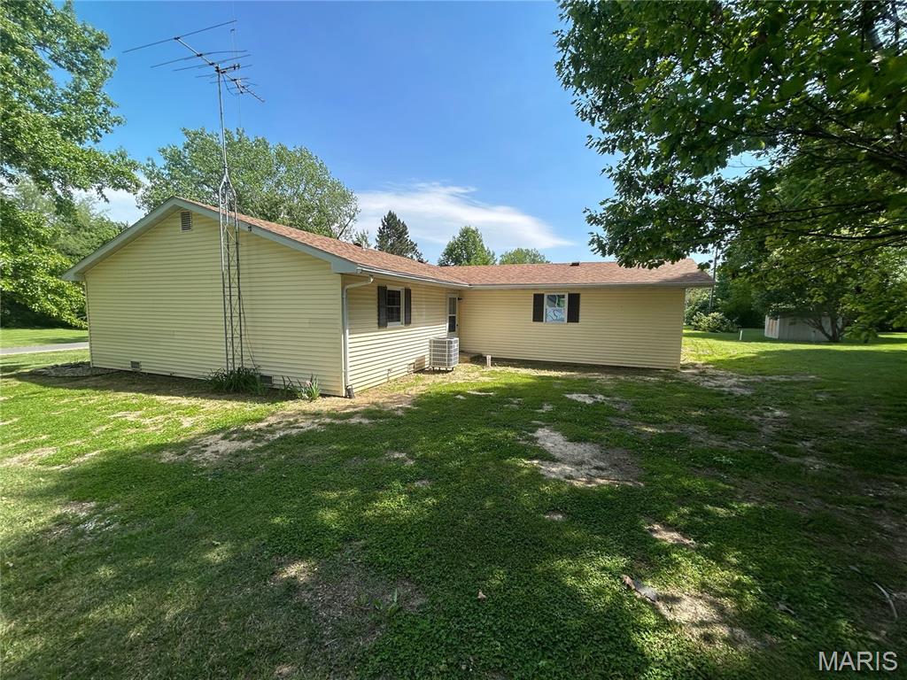 1121 Brooklane Drive Carrollton, IL 62016 - Photo 6 of 29