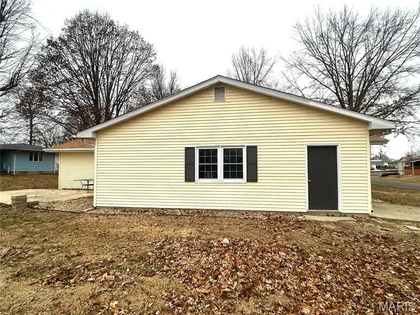 $215,000 | 1121 Brooklane Drive, Carrollton, IL 62016