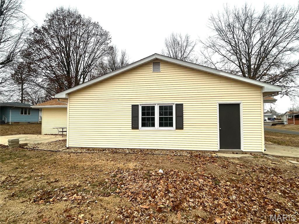 1121 Brooklane Drive Carrollton, IL 62016 - Photo 6 of 28