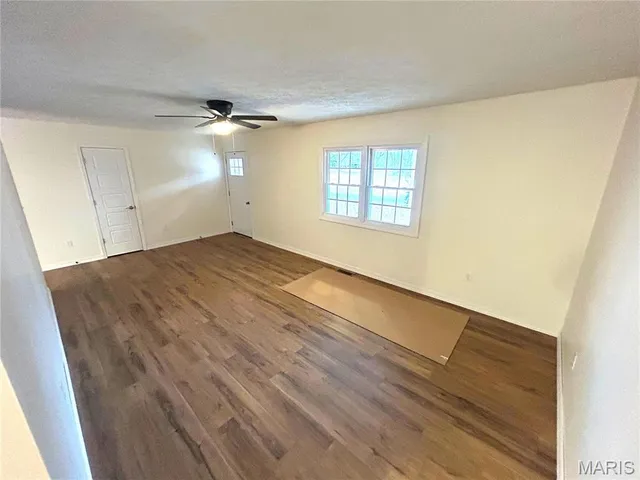 $215,000 | 1121 Brooklane Drive, Carrollton, IL 62016