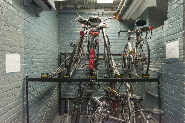 $1,050 | 4735 North Beacon Street, Unit 205, Chicago, IL 60640