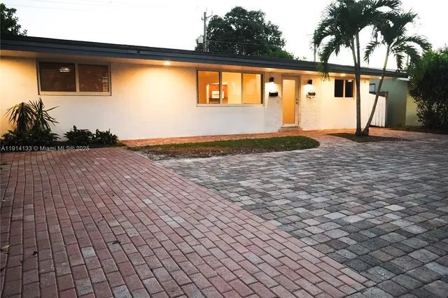 a view of a house with backyard
