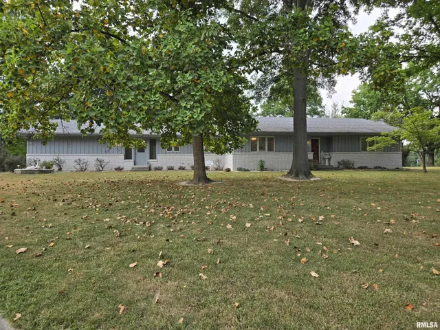 $284,000 | 2 Webster Hill E Street, Mount Vernon, IL 62864