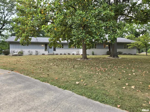 $284,000 | 2 Webster Hill E Street, Mount Vernon, IL 62864