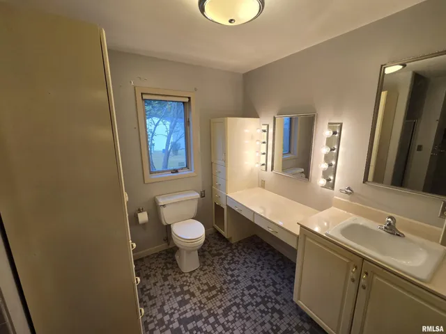 $284,000 | 2 Webster Hill E Street, Mount Vernon, IL 62864