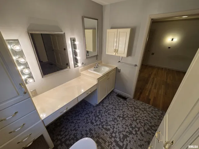 $284,000 | 2 Webster Hill E Street, Mount Vernon, IL 62864