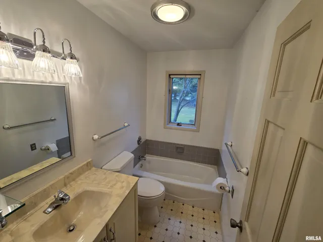 $284,000 | 2 Webster Hill E Street, Mount Vernon, IL 62864