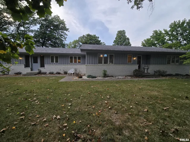 $284,000 | 2 Webster Hill E Street, Mount Vernon, IL 62864