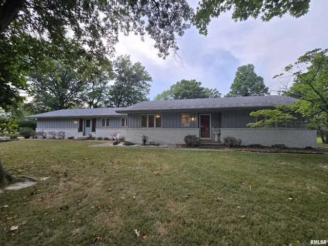 $284,000 | 2 Webster Hill E Street, Mount Vernon, IL 62864