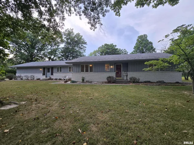 $284,000 | 2 Webster Hill E Street, Mount Vernon, IL 62864