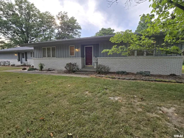 $284,000 | 2 Webster Hill E Street, Mount Vernon, IL 62864