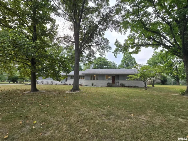 $284,000 | 2 Webster Hill E Street, Mount Vernon, IL 62864