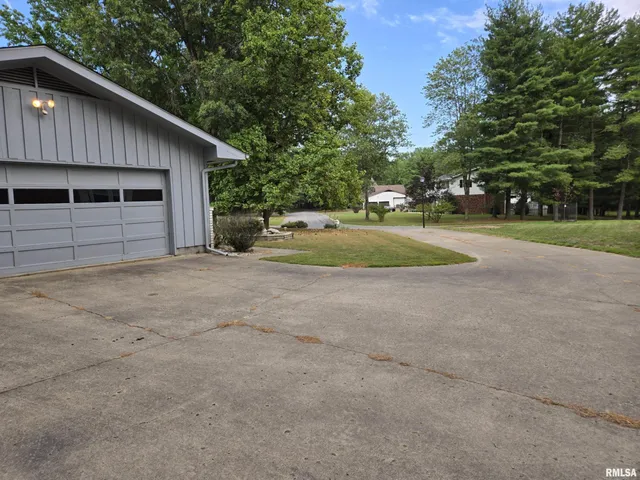 $284,000 | 2 Webster Hill E Street, Mount Vernon, IL 62864