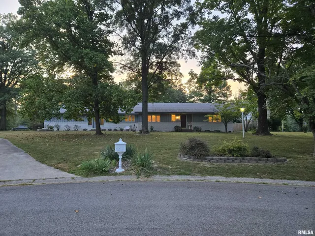 $284,000 | 2 Webster Hill E Street, Mount Vernon, IL 62864