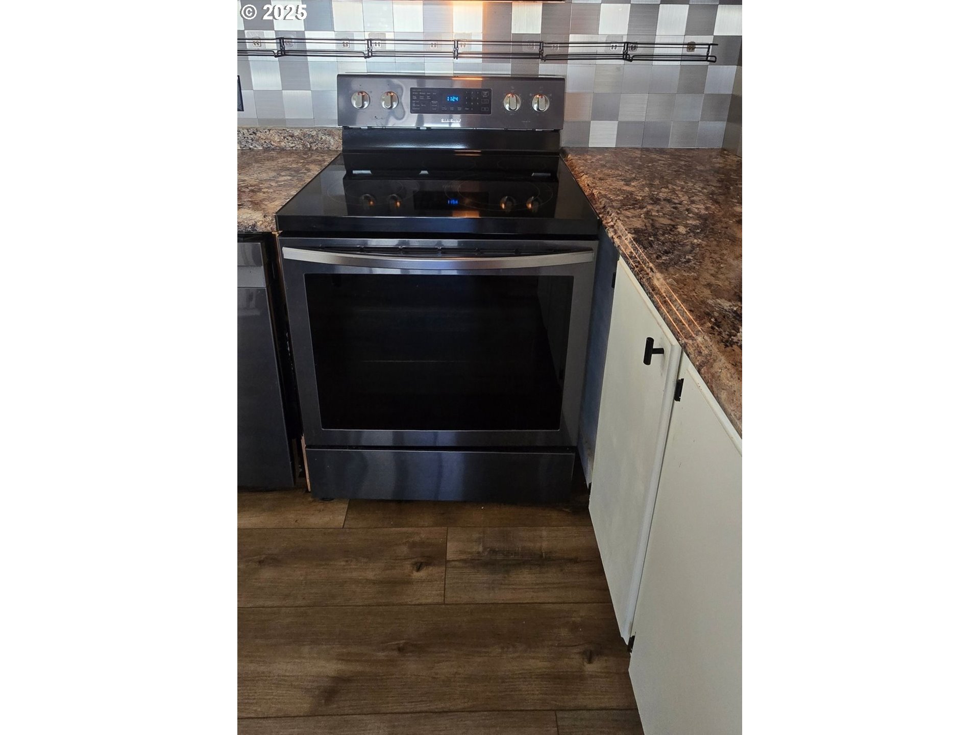 835 Southeast 1st Avenue, Unit 64 Canby, OR 97013 - Photo 11 of 37 a hallway with a stove top oven