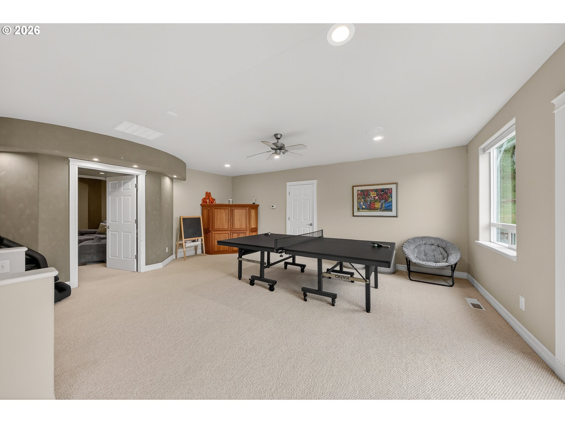 2700 Melrose Road Roseburg, OR 97471 - Photo 27 of 48 a living room with furniture