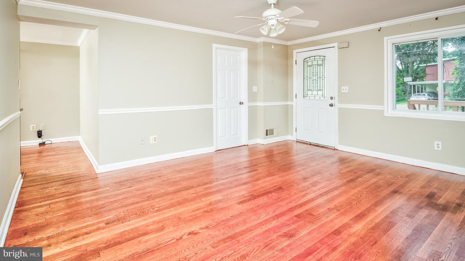 10626 Ashby Place Fairfax, VA 22030 - Photo 10 of 27 Living Room