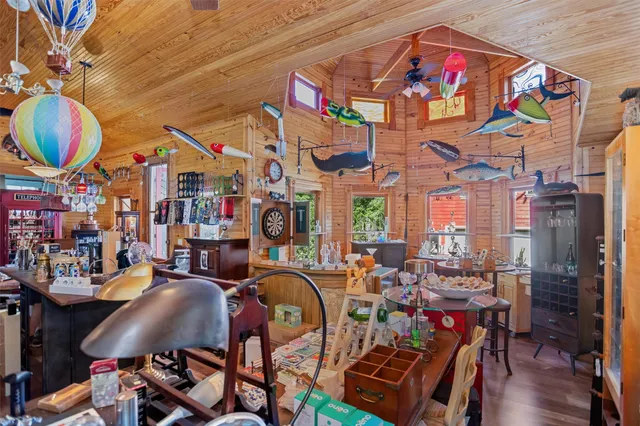 a view of entryway front of a house