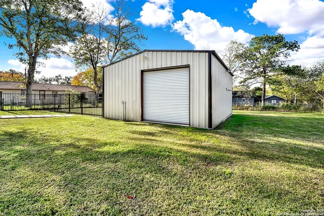 a view of a backyard