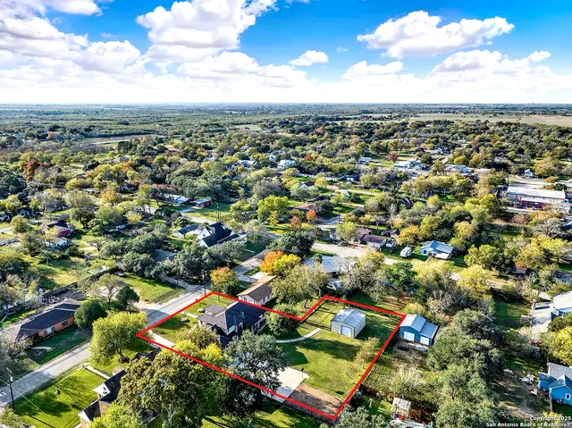 $630,000 | 1309 E Street, Floresville, TX 78114