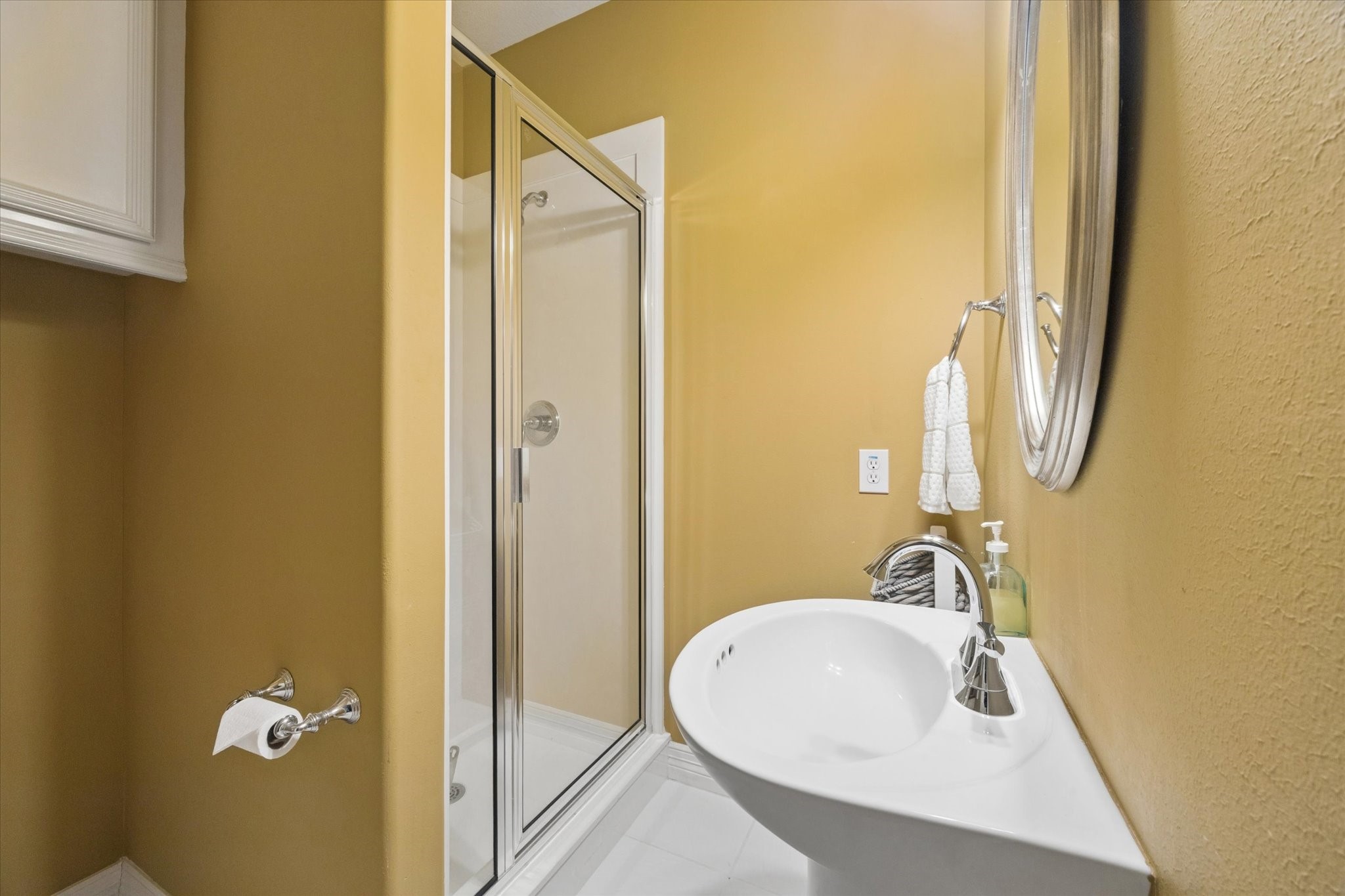 16519 Deerhaven Run Rosharon, TX 77583 - Photo 25 of 47 a bathroom with a sink and a mirror